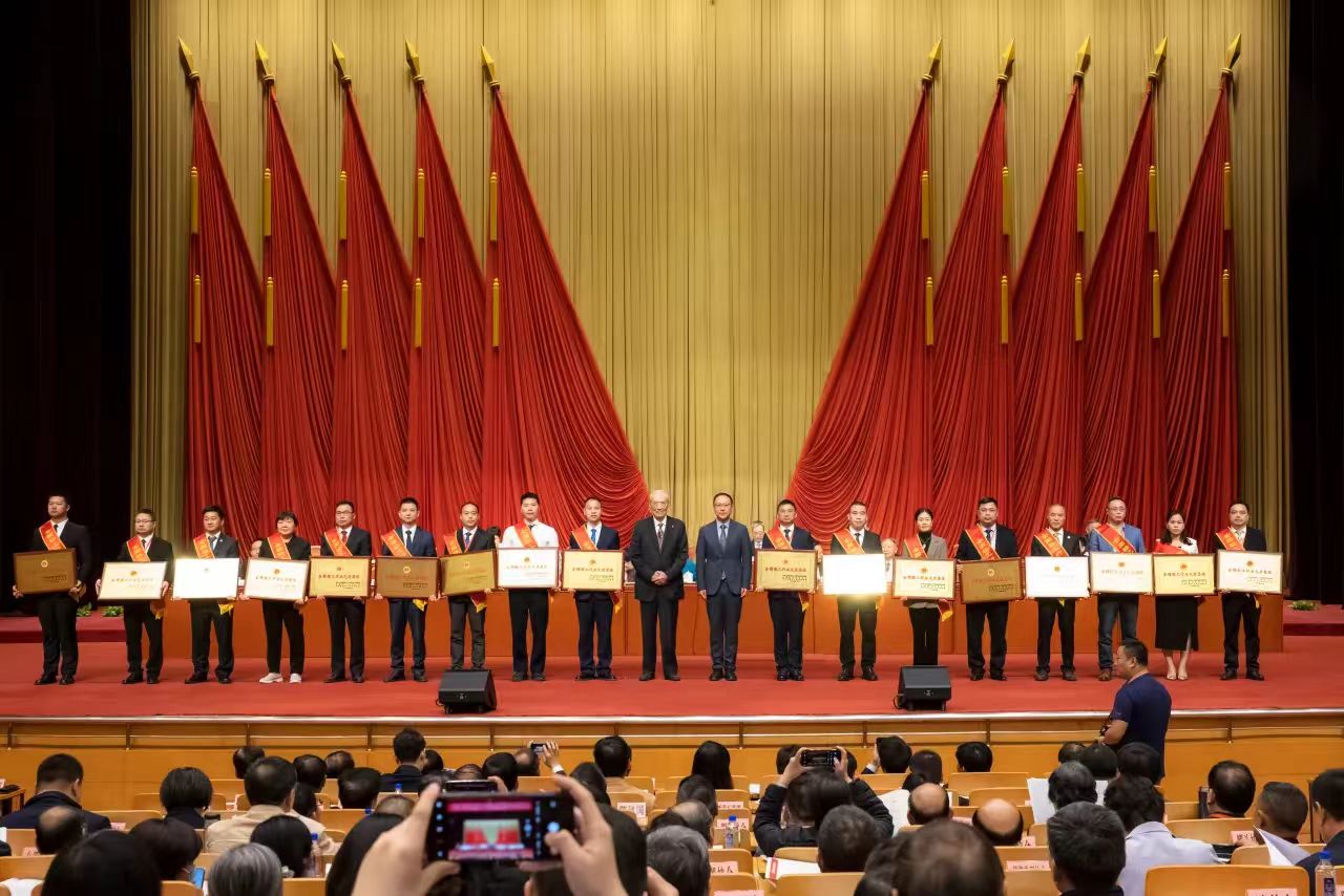 全國(guó)輕工行業(yè)先進(jìn)集體！瑪格家居再獲國(guó)家級(jí)表彰